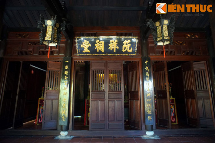 Trên cửa chính dẫn vào gian thờ cúng có tấm hoành phi đề 4 chữ “Nguyễn Tường Từ Đường”.