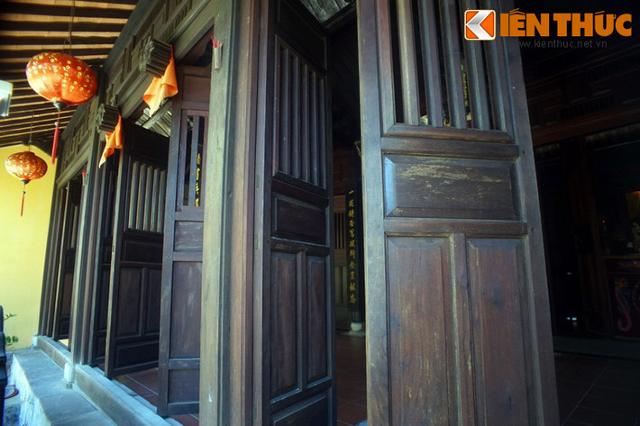 Ngăn cách phần hiên với nội thất công trình là ba bộ cửa "thượng song hạ bản", mỗi bộ có bốn cánh.