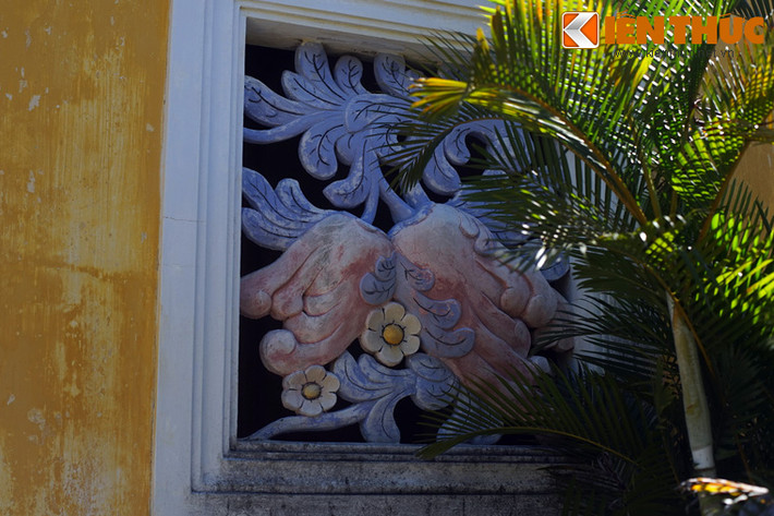 Cửa sổ ở trái nhà có trang trí hình quả phật thủ.
