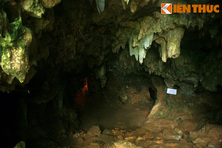 Cửa động Đăng rộng chừng 10-15 m, bước chân vào trong nền động rộng, đường dễ đi.