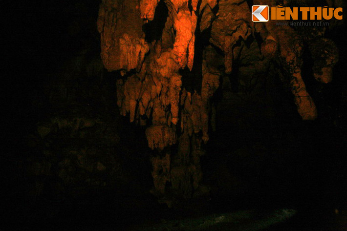 Trong động có nhiều nhũ đá hình dạng kỳ thú, rủ xuống từ vòm động hay “mọc” ra từ vách động.
