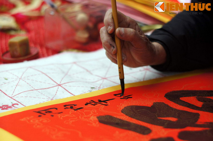 Không ai biết chính xác tục xin chữ đầu năm bắt nguồn từ khi nào, nhưng hẳn là nó đã khởi nguồn từ khi nền khoa cử Nho giáo được du nhập vào nước Việt, thể hiện sự coi trọng học vấn của người Việt. Thông qua nét chữ thanh thoát, người đời gửi gắm ước nguyện cho một mùa xuân mới.