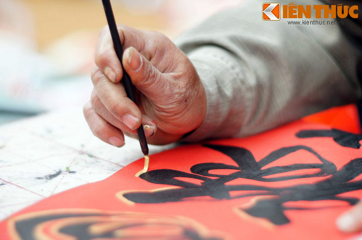 Những tưởng tập tục xin chữ sẽ biến mất vĩnh viễn, nhưng bước sang thời kỳ mở cửa, người ta lại tìm thấy những điều đẹp đẽ trong phong tục này. Và hình ảnh ông đồ đã trở về trong những ngày đầu xuân, góp phần làm cho sắc màu của cái Tết cổ truyền càng trở nên đằm thắm...