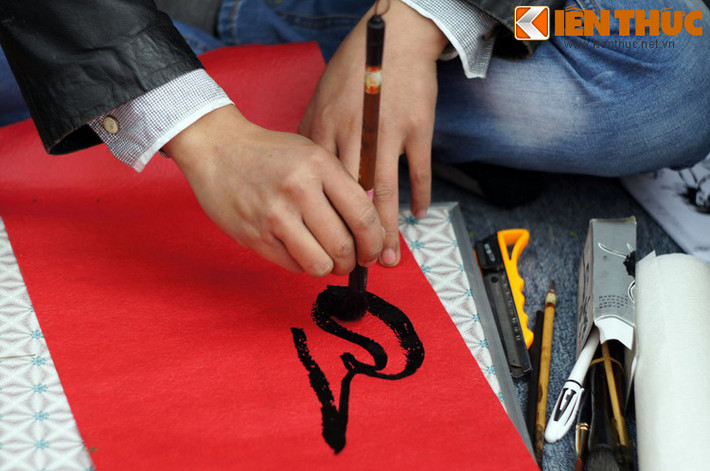 Khoảng cuối thế kỷ 19, đầu thế kỷ 20, nền nho học bắt đầu suy tàn trước công cuộc Tây hóa. Cùng với cái chết của nền khoa cử phong kiến, hình ảnh các ông đồ phai nhạt dần vào mỗi dịp Tết, để lại tiếc nuối vô bờ trong những tâm hồn hoài cổ.