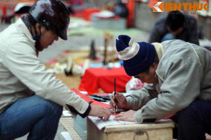 Người cho chữ là ông đồ, những người hiếm hoi có khả năng đọc, viết chữ Nho trong thời phong kiến. Được coi là tầng lớp tinh hoa của xã hội xưa, ông đồ có thể là những người thầy đang dạy chữ cho trẻ, hoặc những học giả, văn sĩ được người đời kính trọng.