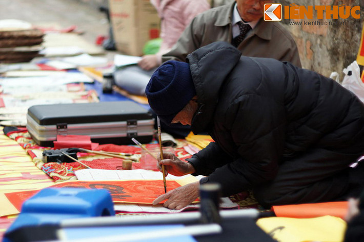 Mong muốn năm mới của mình như thế nào, người du xuân sẽ xin chữ tương ứng. Thuở xưa, đó thường là các chữ “Phúc”, “Lộc”, “Thọ”, “An Khang”, “Cát Tường”, “Như Ý”… Không chỉ xin từng chữ riêng lẻ, người ta còn có thể xin cả cặp câu đối.