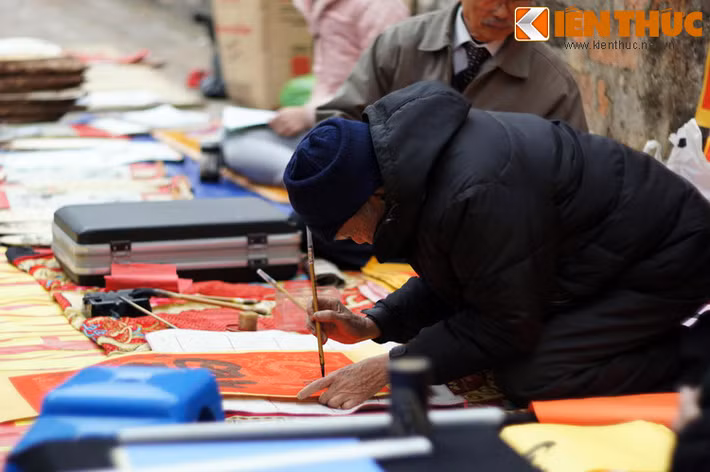 Mong muốn năm mới của mình như thế nào, người du xuân sẽ xin chữ tương ứng. Thuở xưa, đó thường là các chữ “Phúc”, “Lộc”, “Thọ”, “An Khang”, “Cát Tường”, “Như Ý”… Không chỉ xin từng chữ riêng lẻ, người ta còn có thể xin cả cặp câu đối.