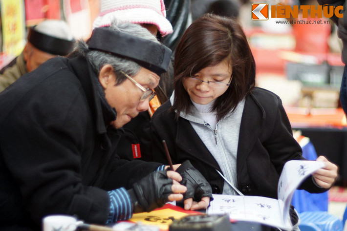 Cảm thức tiếc nuối ấy được nhà thơ Vũ Đình Liên thể hiện cô đọng trong bài thơ “Ông đồ” viết năm 1936: “...Năm nay đào lại nở / Không thấy ông đồ xưa / Những người muôn năm cũ / Hồn ở đâu bây giờ?”.