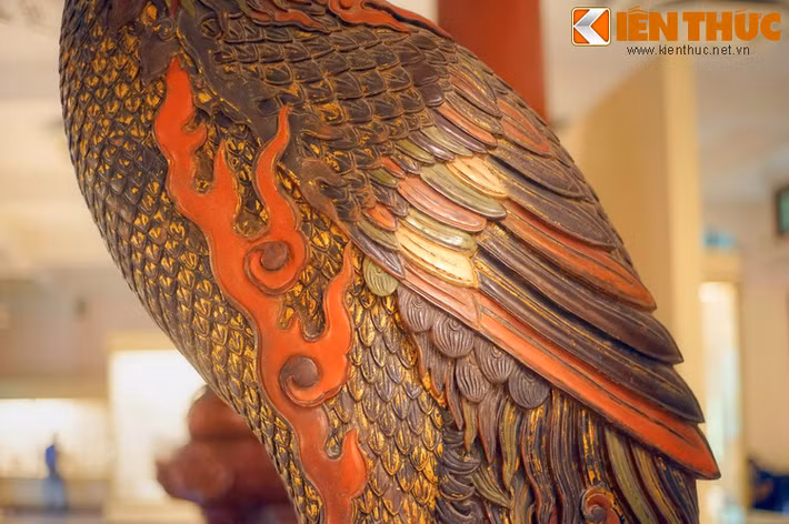 Cả hai "vợ chồng" vẹt được trang trí những họa tiết rất sống động với màu lông rực rỡ. Kỹ thuật chạm khắc và sơn thếp điêu luyện khiến đôi vẹt toát lên vẻ trang trọng, hoa mỹ.