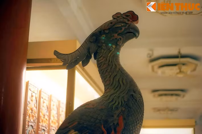 Trong lúc lương thực hết, nghĩa quân đã kiệt sức thì xuất hiện một con vẹt miệng ngậm quả bồ quân chín đỏ bay qua và thả xuống. Khi ăn thử thấy có vị ngọt bùi.