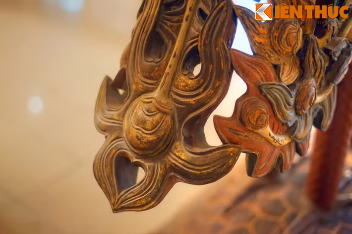 Liên quan đến việc xuất hiện hình tượng vẹt - rùa, theo truyền thuyết: trong cuộc kháng chiến chống quân Minh, một lần nghĩa quân Lam Sơn bị thất trận phải rút lui vào trong rừng sâu để bảo toàn lực lượng.