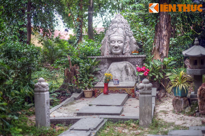 Rải rác trong vườn chùa là các tiểu cảnh mang đậm nét Phật giáo Nam Tông, bài trí hài hòa với khung cảnh thiên nhiên. Cùng với đó là một số ngôi nhà nhỏ yên bình, là nơi sinh hoạt, tu tập của các tăng sĩ.