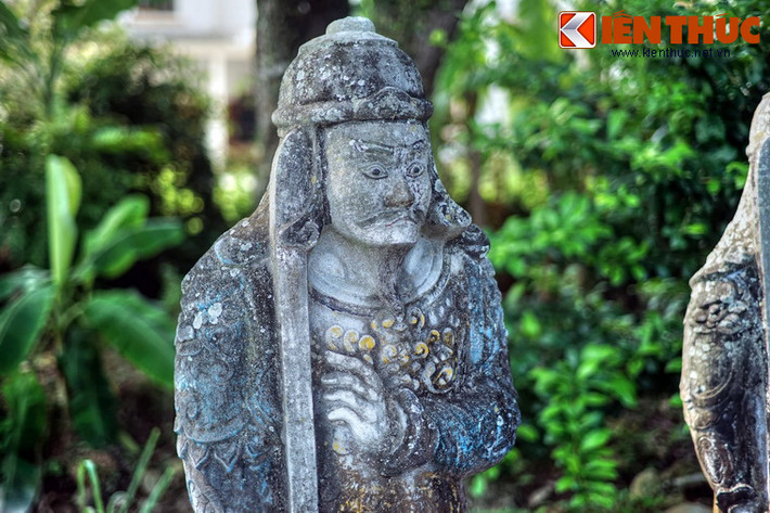 Các bức tượng này được tạo tác cầu kỳ và sinh động với giáp trụ, vũ khí (gươm) được mô tả chi tiết, mang những nét điển hình của nghệ thuật điêu khắc thế kỷ 18.