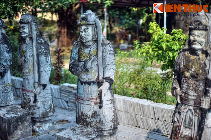 Tượng quan võ ở lăng Quận Mãn (phường An Hoạch, TP.Thanh Hóa). Lăng là nơi thờ quận Mãn Lê Trung Nghĩa (? - 1786), một nhân vật lịch sử có nhiều công trạng tại địa phương.