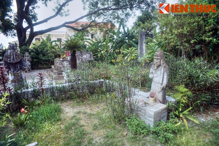 Tượng lính canh ở lăng Quận Mãn. So với các quan võ, trang phục của người lính đơn giản hơn nhiều.