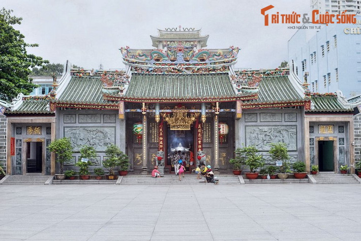 2. Tọa lạc tại số 676 đường Nguyễn Trãi, quận 5, TP HCM, hội quán Nghĩa An do cộng đồng người Hoa đến từ vùng Nghĩa An, Quảng Đông, lập vào thế kỷ 18 làm nơi hội họp, thờ cúng. Công trình được xây kiến cố từ năm 1819-1820 và kể từ đó đã được trùng tu nhiều lần.