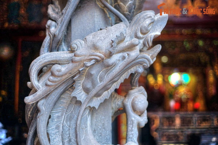 Nét nổi bật nhất trong kiến trúc hội quán Hà Chương là hai cặp cột đá nguyên khối được chạm trổ hình rồng uốn dài quanh cột, được coi là những tác phẩm điêu khắc đá có một không hai của Việt Nam.