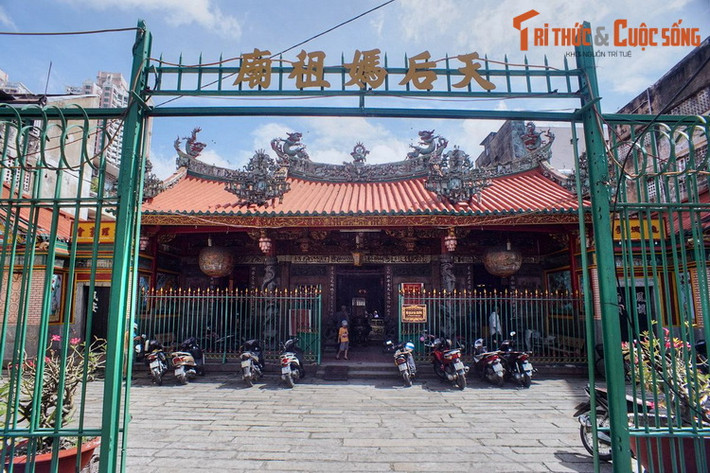 3. Tọa lạc tại số 802 Nguyễn Trãi, quận 5, TP HCM, hội quán Hà Chương còn có tên là Hội quán Chương Châu, chùa Ông Hược hoặc chùa Bà Hà Chương là một trong những hội quán có kiến trúc độc đáo nhất vùng Chợ Lớn xưa.