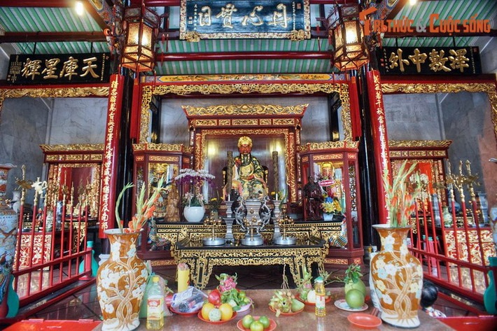 Ở giữa chính điện hội quán Nghĩa An có gian thờ Quan Thánh đế quân (Quan Công) trang trí bao lam lưỡng long tranh châu. Đứng hầu hai bên là tượng Quan Bình và Châu Xương. Do thờ Quan Công nên hội quán còn được gọi là miếu Quan Đế hay chùa Ông.