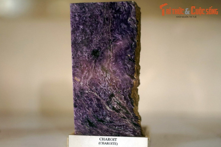 Quặng charoite thu thập ở núi Ural, Liên bang Nga. Charoite là một khoáng vật silicat quý hiếm có màu tím hấp dẫn, chỉ được tìm thấy tại một số khu vực của nước Nga, chưa từng được ghi nhận ở các quốc gia khác.