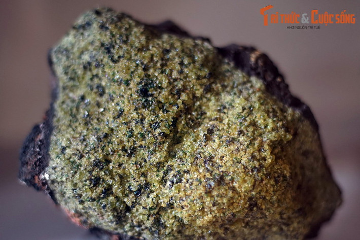 Đá bazan chứa olivin, thu thập ở Kontum. Olivin còn được gọi là peridot, là khoáng vật sắt magie silicat màu xanh lá bắt mắt, có giá trị như một loại đá quý.