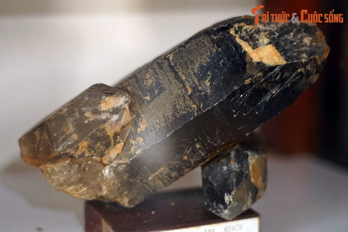 Một mẫu tinh thể thạch anh ám khói kích cỡ lớn.