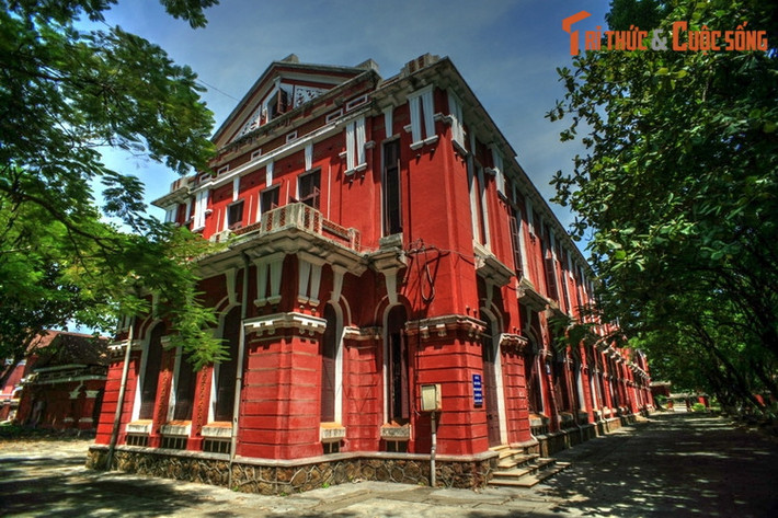 Ngày nay, trường vẫn lưu giữ được những nét kiến trúc cổ kính hình thành từ đợt xây dựng năm 1915 với các tòa nhà mang phong cách Pháp, cổng chính và tường bao mang dấu ấn kiến trúc truyền thống Huế.