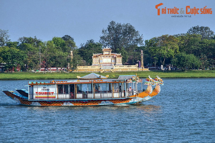 4. Toạ lạc bên bờ Nam sông Hương, đối diện cổng trường Quốc Học, Đài tưởng niệm chiến sĩ trận vong còn được gọi là Bia Quốc Học, được xây đầu thế kỷ 20 để tưởng niệm những binh sĩ người Pháp và người Việt ở xứ Trung kỳ đã chết trong hàng ngũ của quân Pháp trong Thế chiến I.