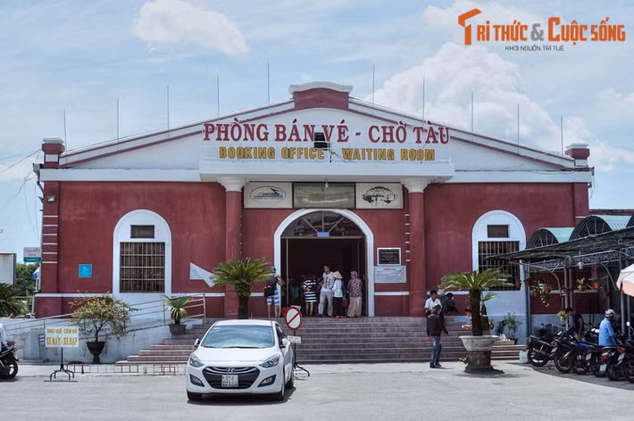 Trải qua hai cuộc chiến tranh khốc liệt, nhiều di tích cổ ở Huế đã bị tàn phá nặng nề, nhưng ga Huế may mắn không nằm trong số đó và vẫn giữ được những đường nét kiến trúc trăm tuổi.