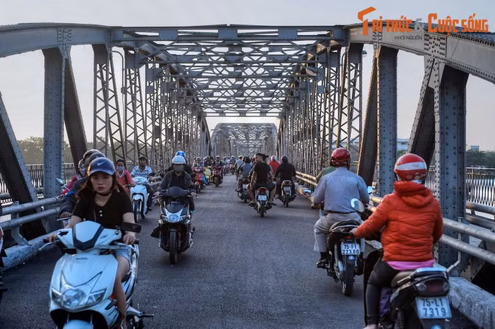 Trải qua thăng trầm lịch sử, cầu từng ba lần bị sập do bão (1904) và chiến tranh (1946 và 1968). Từ năm 1991-1995, cầu được trùng tu toàn diện, đến năm 2017 tiếp tục được tôn tạo để phục hồi các hạng mục như khi mới được xây dựng.