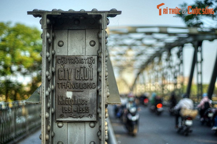 Tổng chiều dài cây cầu lúc bấy giờ là 401,1 mét, rộng 6,2 mét, gồm 6 nhịp dầm thép hình vành lược (bán nguyệt). Đây là một trong những cây cầu đầu tiên được xây dựng ở Đông Dương theo thiết kế, kỹ thuật xây dựng của phương Tây.