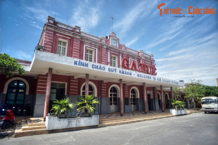 Nhà ga Huế được xây dựng theo mô thức kiến trúc dịch vụ đường sắt Âu châu, gồm một quần thể công trình liên hoàn với nhà ga đưa đón khách, ga tiếp nhận hàng hóa, các phòng làm việc, cơ xưởng hỏa xa, khách sạn...