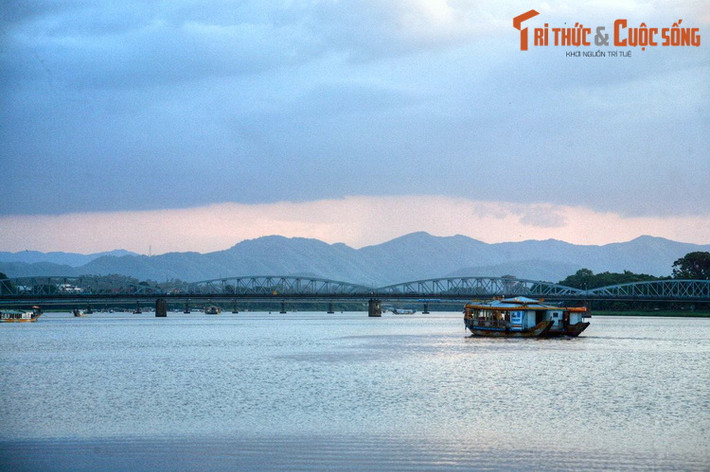 Trong hơn 100 năm soi bóng xuống sông Hương thơ mộng, cầu Trường Tiền đã trở thành cảm hứng vô tận cho những tâm hồn yêu thi ca. Ngày nay ở Huế đã có thêm nhiều cây cầu bắc qua sông Hương, nhưng giá trị biểu tượng của cầu Trường Tiền sẽ vĩnh viễn không bị thay đổi.