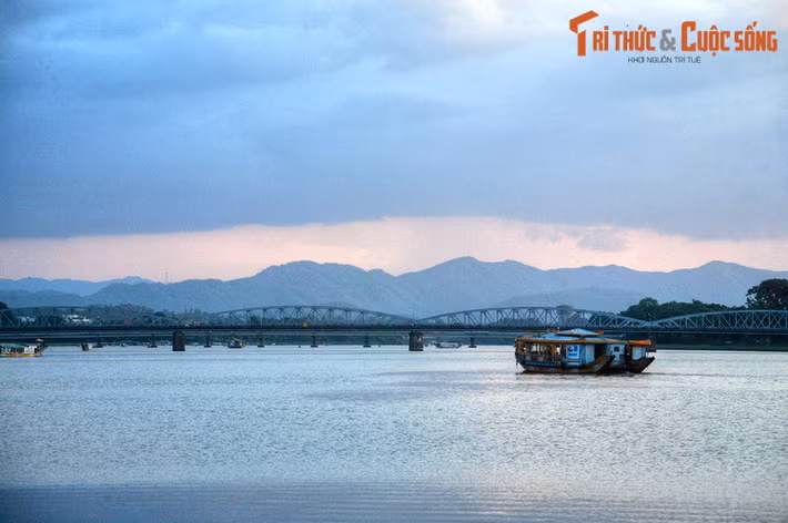 Trong hơn 100 năm soi bóng xuống sông Hương thơ mộng, cầu Trường Tiền đã trở thành cảm hứng vô tận cho những tâm hồn yêu thi ca. Ngày nay ở Huế đã có thêm nhiều cây cầu bắc qua sông Hương, nhưng giá trị biểu tượng của cầu Trường Tiền sẽ vĩnh viễn không bị thay đổi.