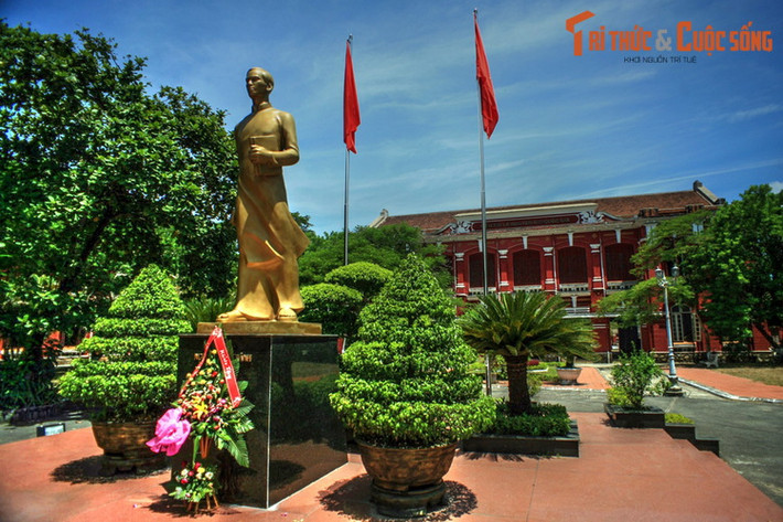 Trong lịch sử tồn tại của mình, trường Quốc Học nổi tiếng bởi những nhà cách mạng kiệt xuất của Việt Nam đã từng theo học tại đây.