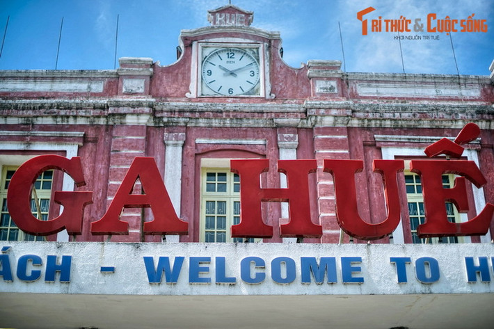 Trong hơn một thế kỷ tồn tại, ga Huế đã in dấu chân của rất nhiều nhân vật quan trọng trong lịch sử Việt Nam, đồng thời cũng từng tiếp đón nhiều nhân vật quốc tế nổi tiếng như vua hề Charlie Chaplin, nhà văn Pháp André Malraux, quốc vương Campuchia Sihanouk và hoàng hậu...