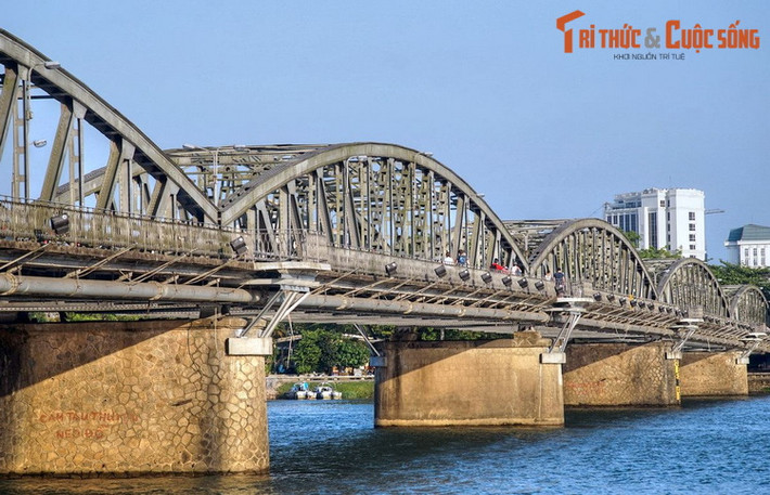 1. Bắc qua sông Hương, nối liền hai phường Phú Hòa và phường Phú Hội, cầu Trường Tiền là công trình kiến trúc thuộc địa nổi tiếng bậc nhất Cố đô Huế. Cầu được xây dựng từ năm 1897-1899 theo thiết kế của kiến trúc sư nổi tiếng người Pháp Gustave Eiffel, ban đầu được gọi là cầu Thành Thái.