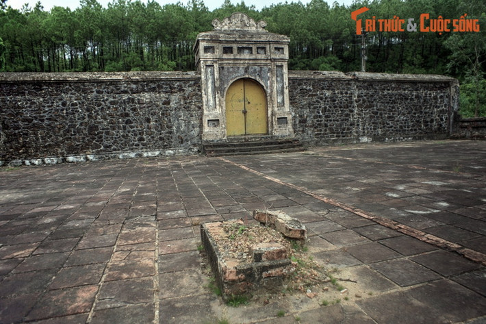 Khi chúa Nguyễn qua đời, do muốn thâu tóm quyền lực, quyền thần Trương Phúc Loan đã giả mạo di chiếu, lập Nguyễn Phúc Thuần mới 12 tuổi lên ngôi và bắt giam Nguyễn Phúc Luân. Sau khi được thả về nhà ông buồn rầu sinh bệnh mà mất ở Phú Xuân (Huế).