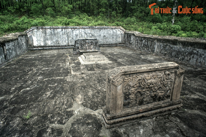 Sau khi quân Tây Sơn chiếm Phú Xuân năm 1790, tướng Nguyễn Văn Ngữ đã sai người đào mồ Nguyễn Phúc Luân, lấy xương cốt vứt xuống dòng sông Hương gần đó.