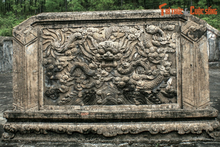 Khi sọ được đào lên theo chỉ dẫn của người ngư dân, vua chích máu ở tay mình và nhỏ vào sọ. Máu không sượt ra mà thấm vào xương sọ. Theo quan niệm dân gian, đây là cách để xác minh mối liên hệ máu mủ giữa hai người.