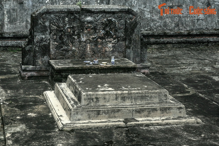 Khi đánh cá ở khúc sông này, ngư dân tên Nguyễn Ngọc Huyên hoảng sợ khi một chiếc sọ người mắc vào vó của mình hai lần. Ông ném sọ đi và khấn "nếu đây là chiếc sọ của ngài nào có quyền lực linh thiêng thì xin trở lại trong vó của tôi". Khi sọ mắc vào vó lần thứ ba, ông tìm nơi chôn cất.