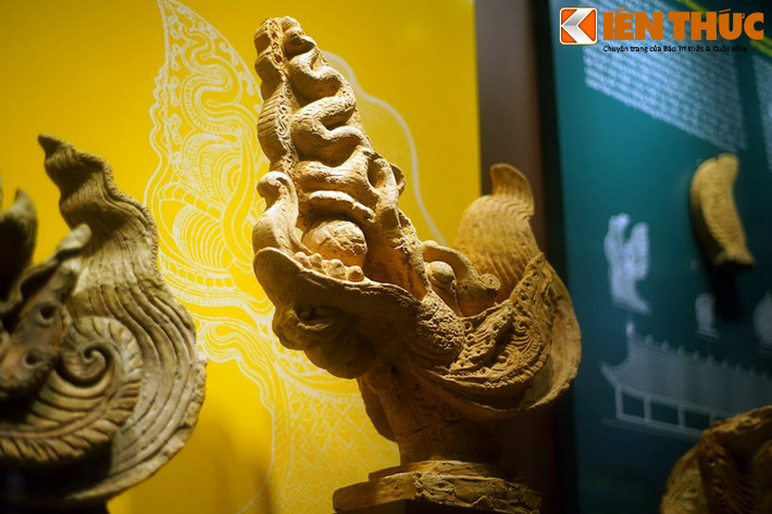 Ở Hoàng thành Thăng Long xưa, đầu rồng chế tác bằng đất nung là loại vật liệu dùng để trang trí kiến trúc phổ biến, thường được đặt ở các cung điện của vua.