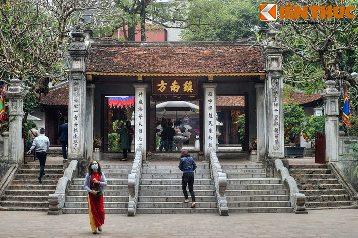 Phần chính của di tích nằm trên gò đất cao, bắt đầu bằng cổng Nghi môn. Cánh cổng này là một nếp nhà ba gian nằm trên chín bậc cao được xây bằng những viên gạch vồ kích thước lớn có từ thời Lê Trung Hưng. Hai bên Nghi môn có hai lối đi phụ.