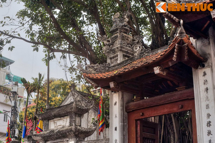 Thuở sơ khai, đền nằm trên một gò đất cao ở phía Đông đầm Kim Liên (nay đầm không còn). Sau này, dân làng Kim Liên đã xây thêm cổng tam quan ở phía trước cổng đền cũ, ngay sát đầm Kim Liên, và bổ sung thêm một số kiến trúc mới, tạo thành đình Kim Liên.