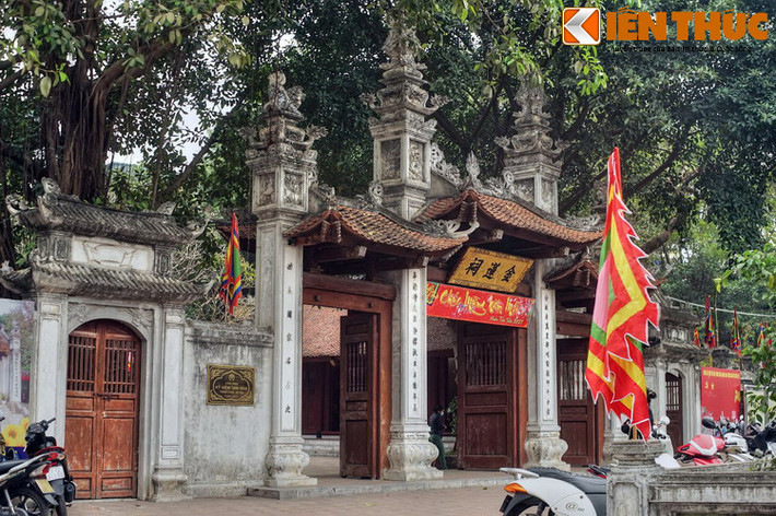 Trong Thăng Long Tứ trấn, đền Kim Liên được xây dựng muộn nhất. Theo văn bia, đền được xây vào năm 1509 dưới triều vua Lê Tương Dực. Vị chủ thần của đền là Cao Sơn Đại Vương, một vị thần trong Tam vị Tản Viên Sơn Thánh.