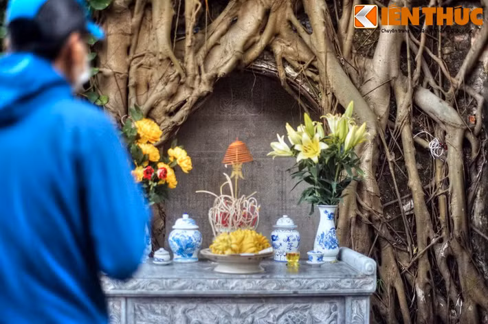 Nơi đây còn lưu giữ nhiều di vật quan trọng, nổi bật là tấm bia đá "Cao sơn Đại Vương thần từ bi minh". Ngoài ra còn có 39 đạo sắc phong cho thần Cao Sơn Đại Vương, trong đó có 26 đạo thời Lê Trung Hưng, 13 đạo thời nhà Nguyễn.