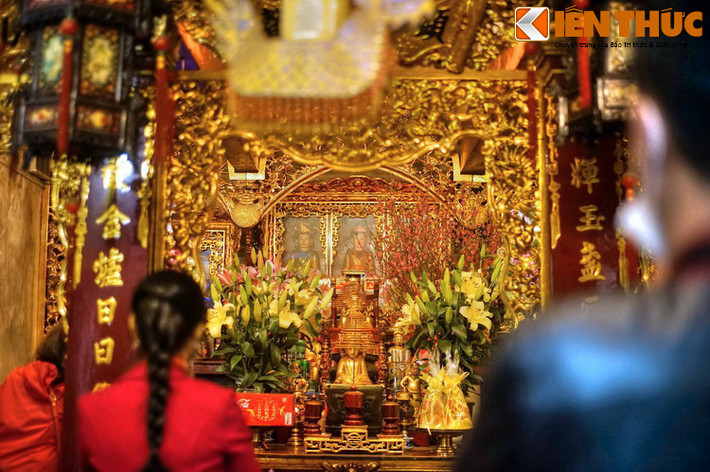 Ngoài thần Cao Sơn Đại Vương và hai nữ thần đã đề cập, đền – đình Kim Liên còn thờ Mẫu Tam Phủ và các danh nhân lịch sử của đất nước.