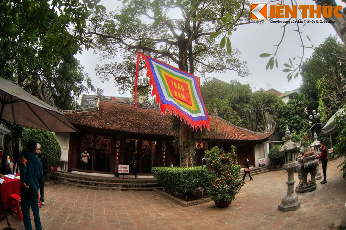 Sau Nghi môn tòa đình bề thế mang kiểu dáng kiến trúc truyền thống, gồm hai phần nối với nhau là Đại bái và Hậu cung. Công trình này đã trải qua hai đợt tôn tạo lớn vào đầu những năm 2000.