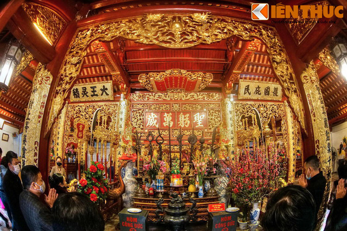 Nhà Đại bái nằm phía trước, gồm 5 gian. Hậu cung là một nếp nhà ba gian dọc, gian cuối cùng là nơi thờ Cao Sơn Đại Vương và hai nữ thần phối hưởng là Tôn nữ Động Hồ Trưng Vương và Huệ Minh công chúa.