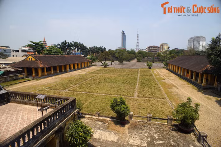 Vị trí của nhà hát Cửu Tư Đài nằm sau cung An Định, nay chỉ còn là bãi đất trống.